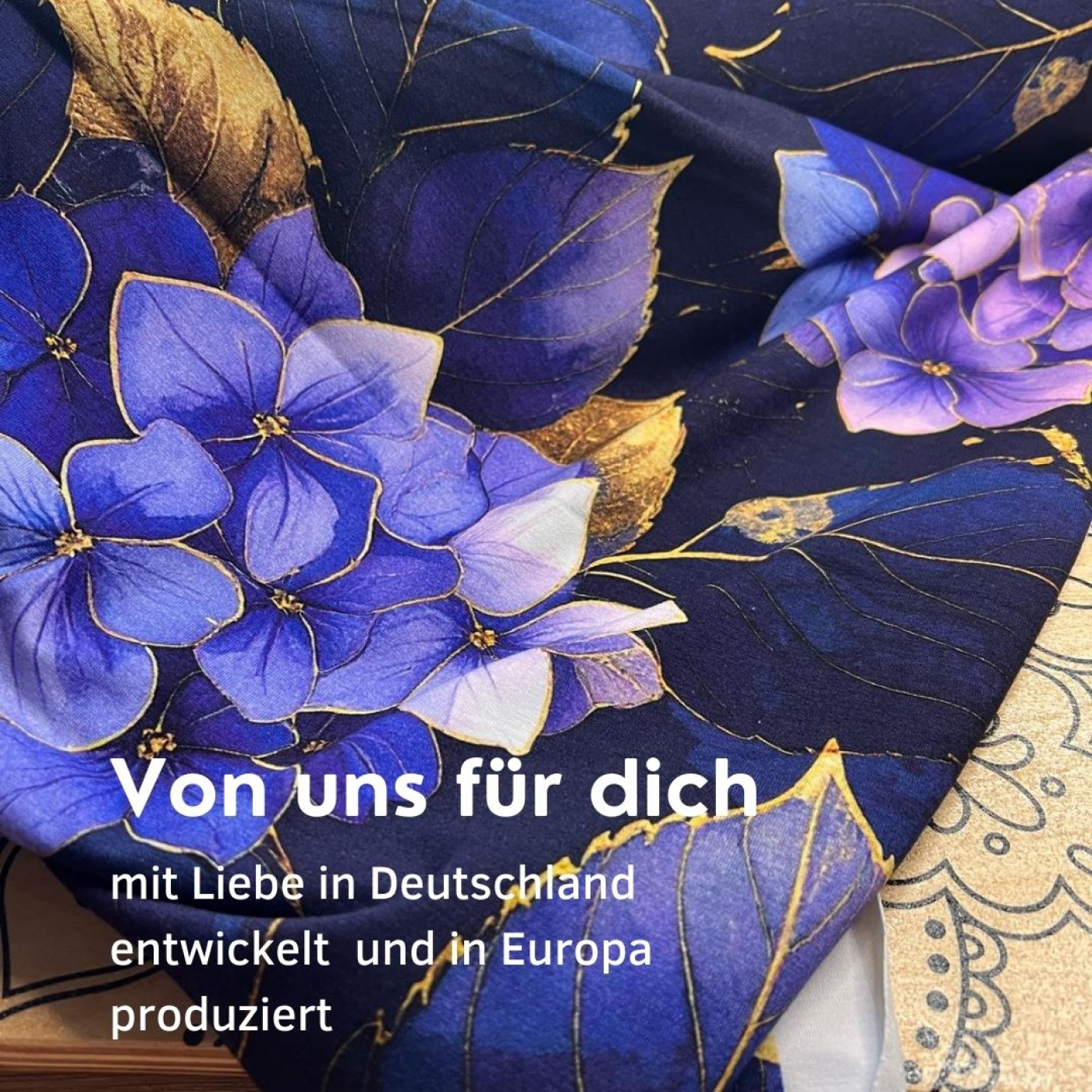 Stoff des Tages: Bio Viskosejersey mit Überbreite: Eigenproduktion Hortensienliebe von Graustufen-Stoffe